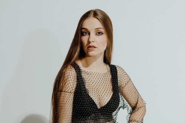 Mastering the blend: uk women's guide to effortlessly combining high street and designer fashion